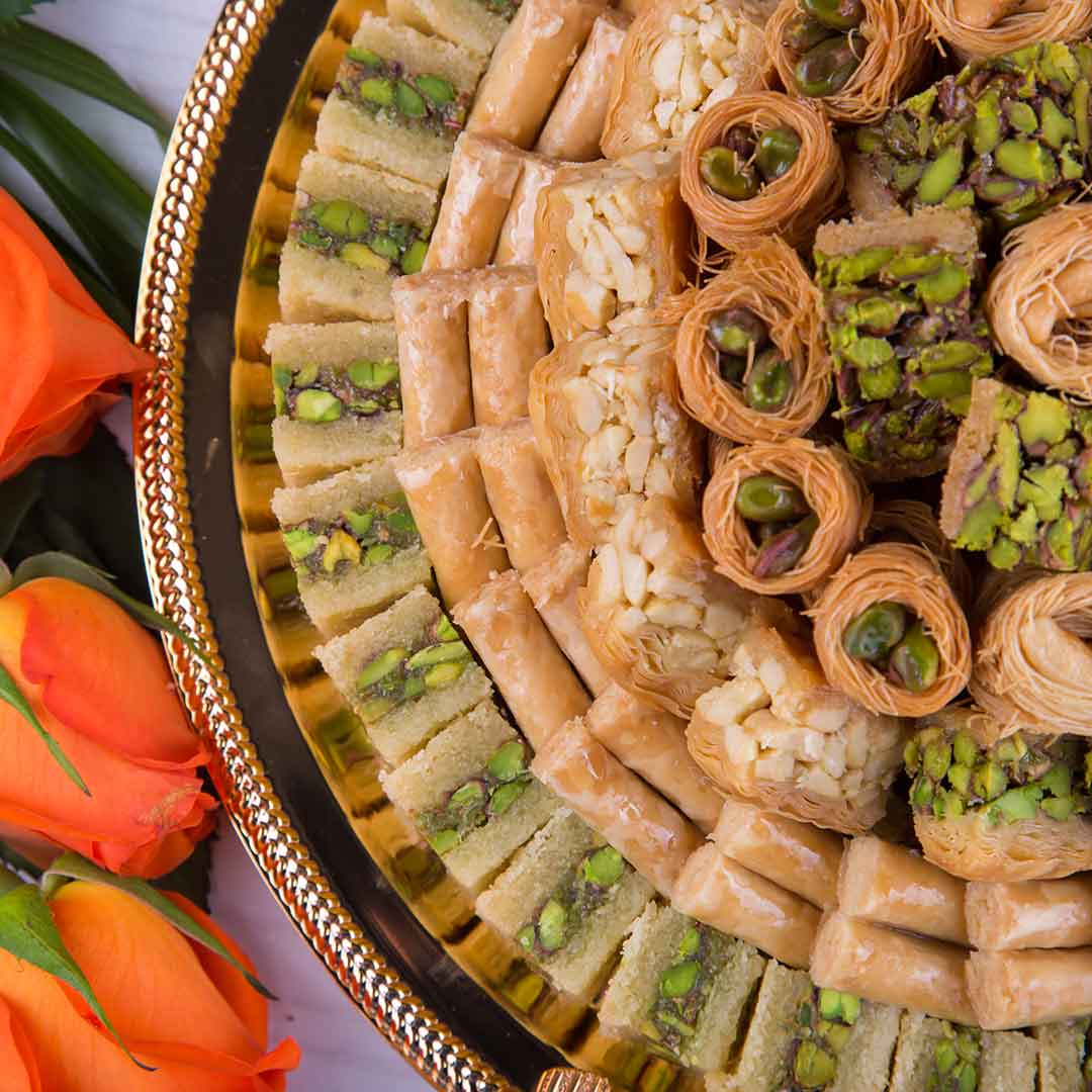 صحن حلويات عربية