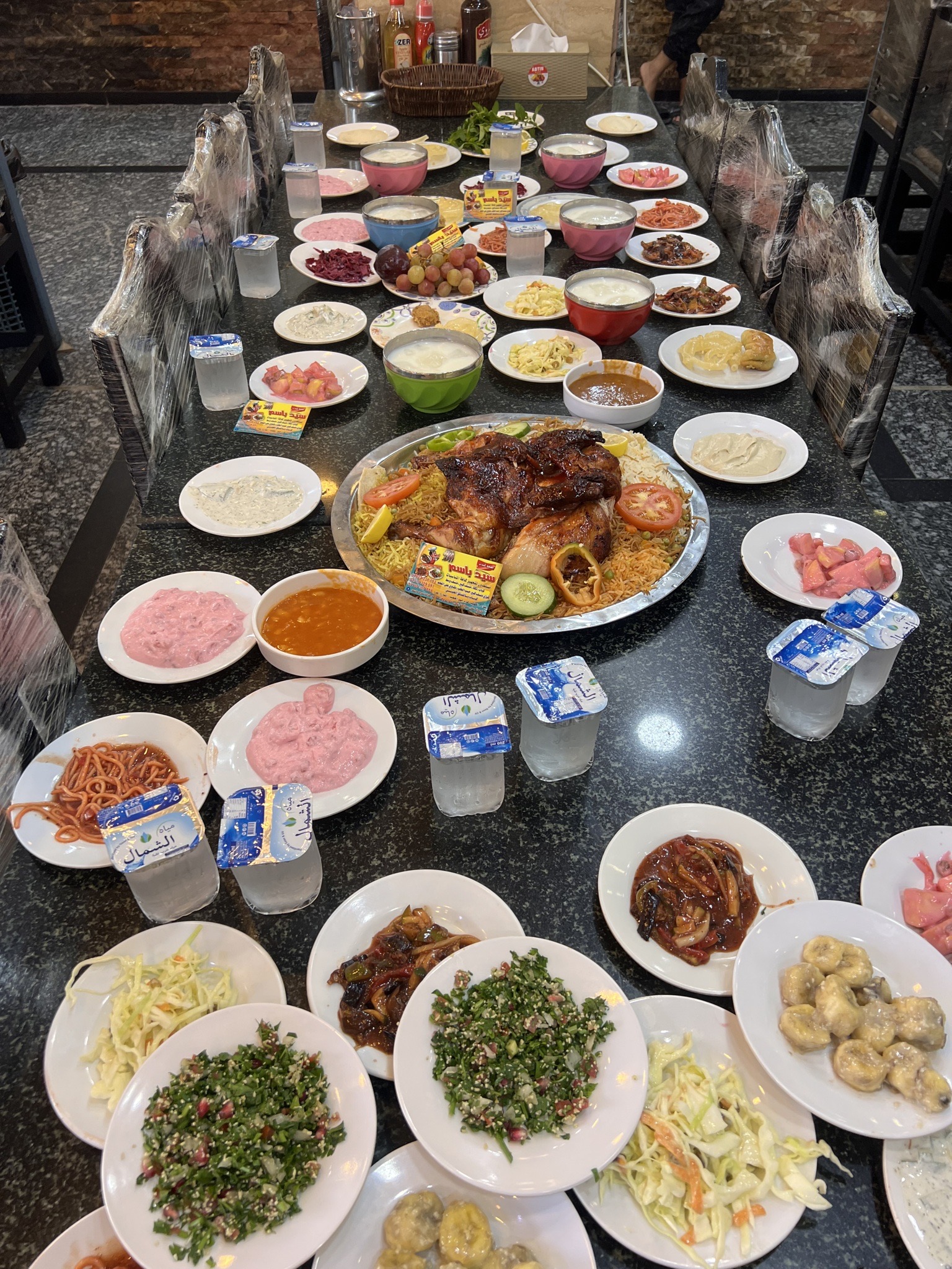 دجاجة ذبح عراقي صالة داخل الصاله المطعم ميز مفتوح ينزل عليه كافت المقبلات حلويات فواكه سوب شاي 