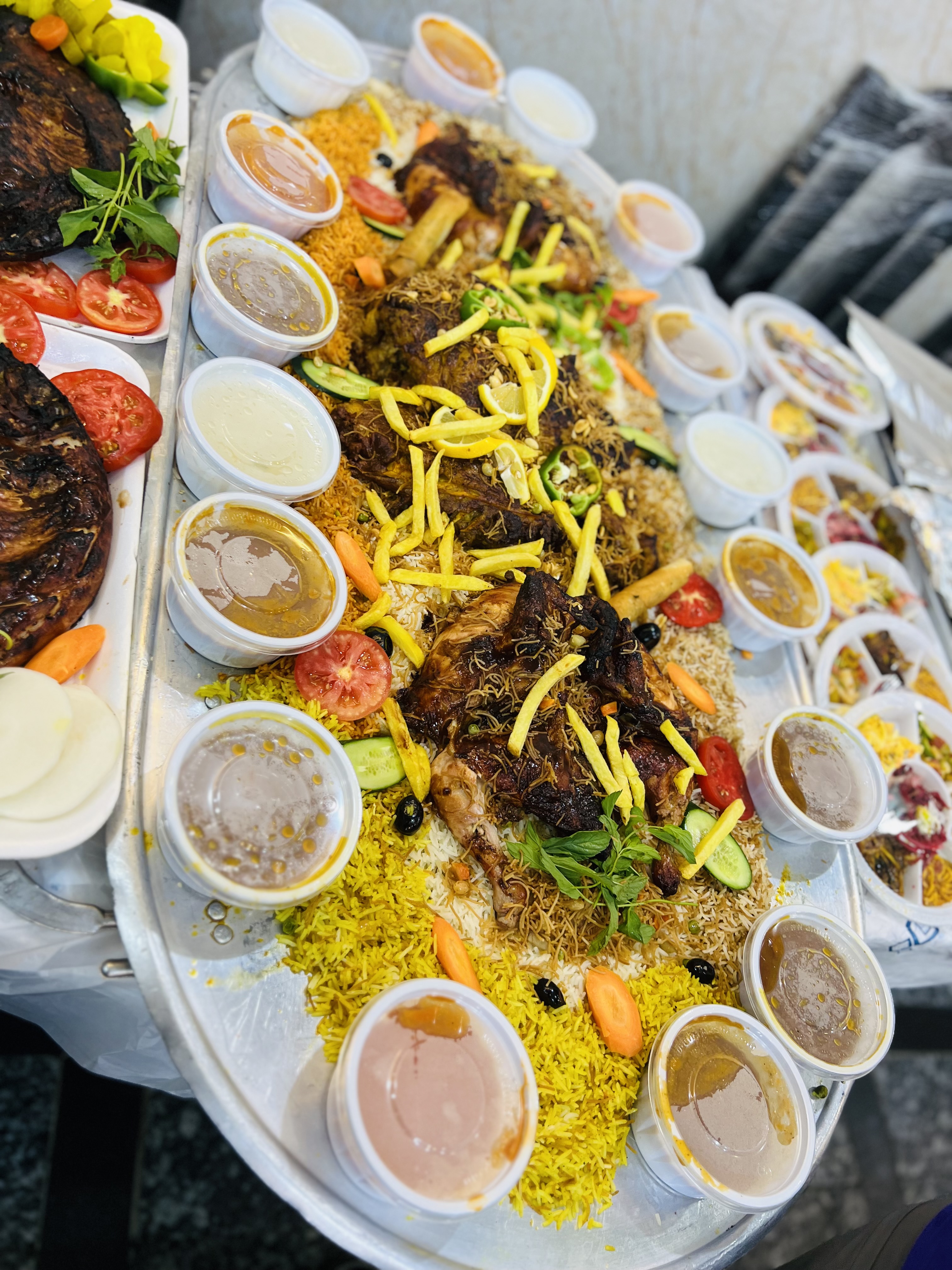 ربع طلي ودجاجتين على صينية طويلة 