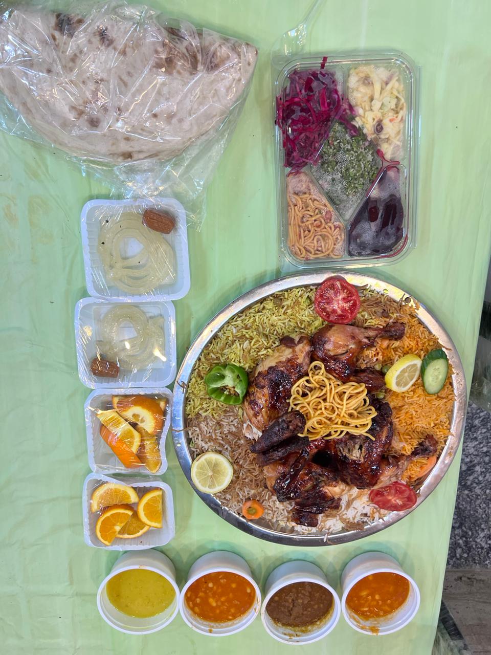 صينية دجاج ذبح + خبز تشريب ٤ انواع تمن +٣ انواع مرق + سوب + مقبلات + حلويات 