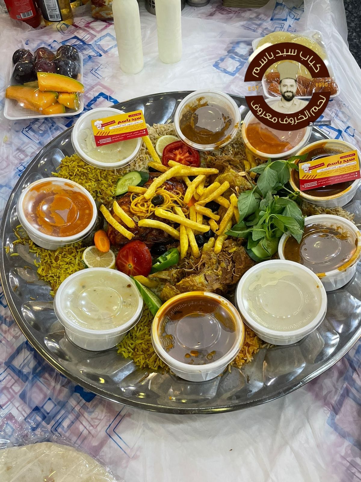 صينية عليها قطعتين لحم غنم وزن القطعة 500غرام +دجاجه كامله + خبز تشريب+ ٤ انواع تمن + ٣ انواع مرق + سوب + مقبلات + حلويات + خبز سفري  