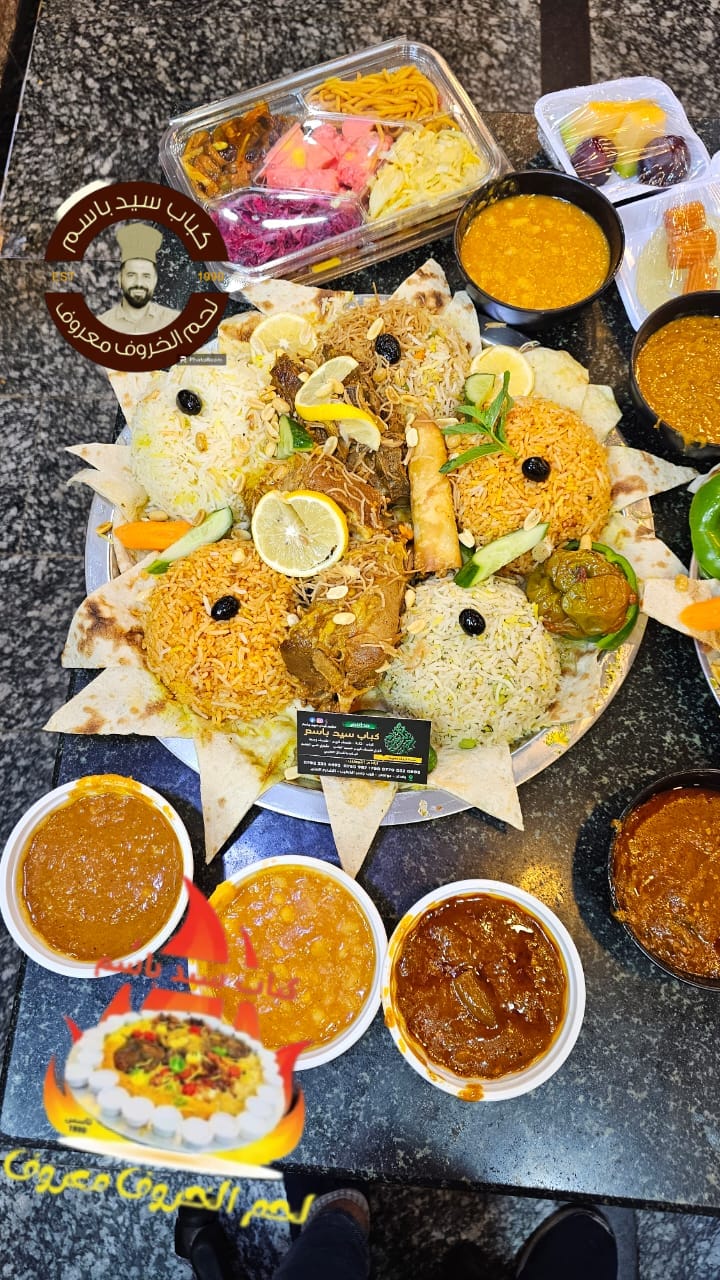 صينيه عليها قطعتين لحم  وزن القطعه نص كيلو