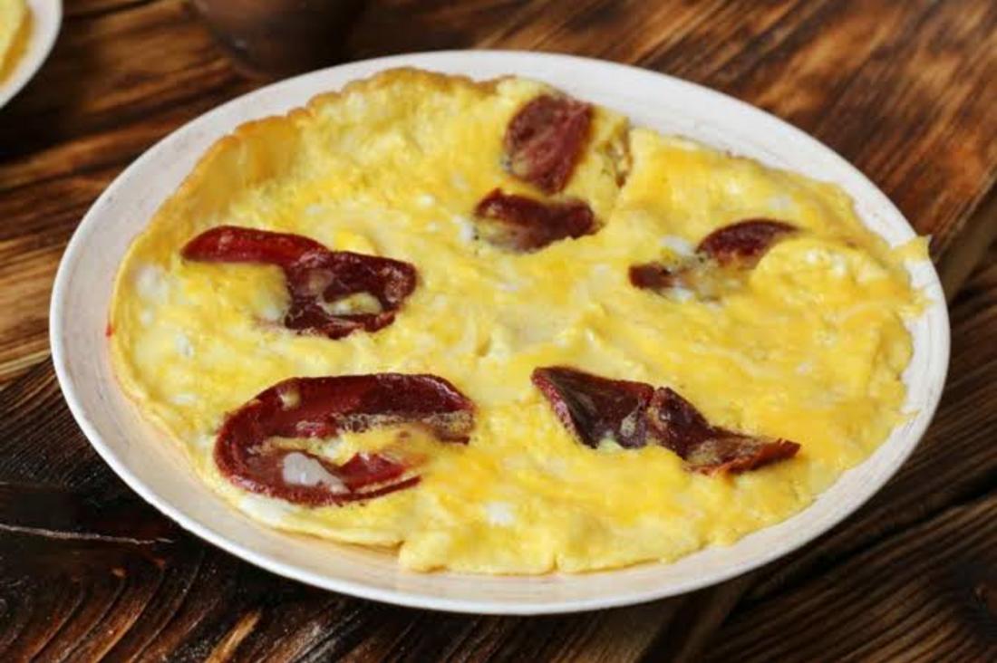 بيض بالباسطرمة